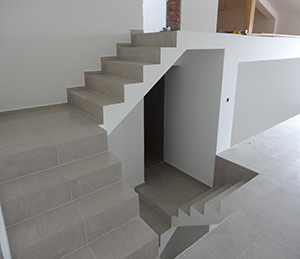 На изображении нетиповая лестница из бетона изготовленная под заказ по индивидуальному проекту специалистами СТЕНОРЕЗ