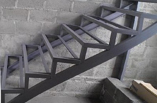 Металлическая лестница одномаршная