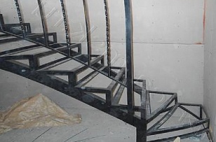 Металлическая лестница П-образная с забежными ступенями