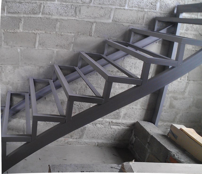 Одномаршная лестница из металла