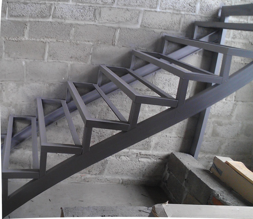 На изображении одномаршная лестница из металла