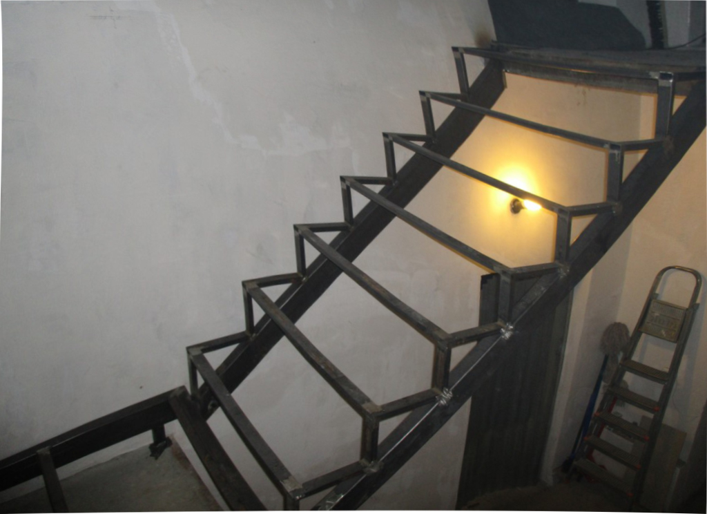На изображении забежная Г-образная лестница из металла