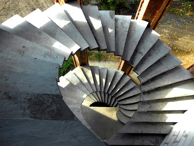 На изображении винтовая лестница из бетона изготовленная специалистами СТЕНОРЕЗ
