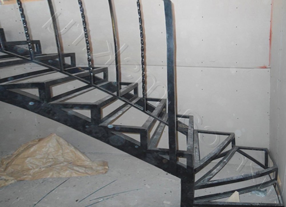 На изображении П-образная лестница из металла с забежными ступенями