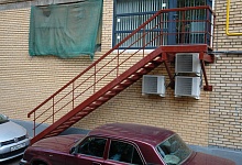 Фасадная металлическая лестница  